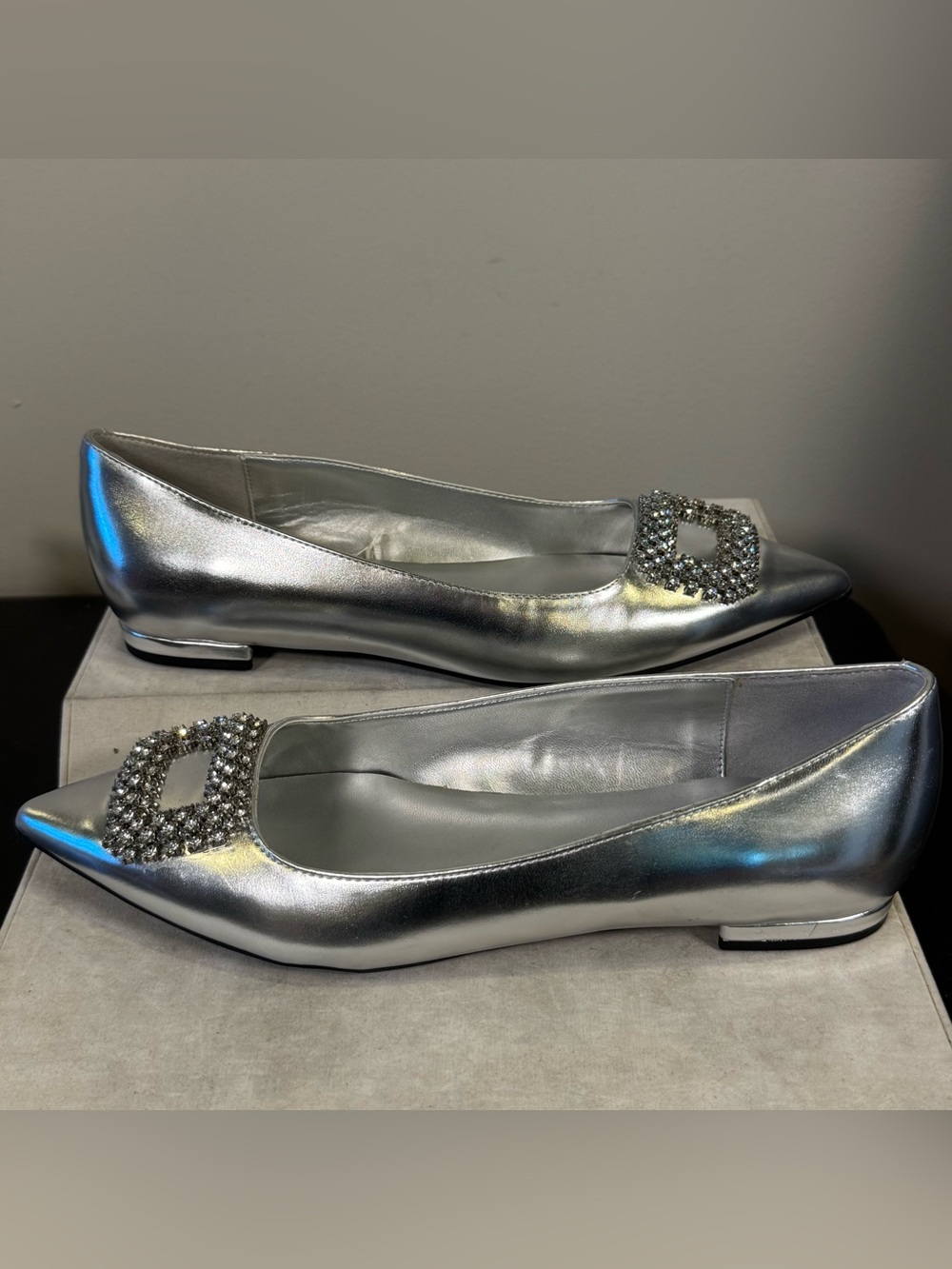 Nine West Silver Pointed Toe Crystal Buckle Flats - Women's, size 9.5, NWOT